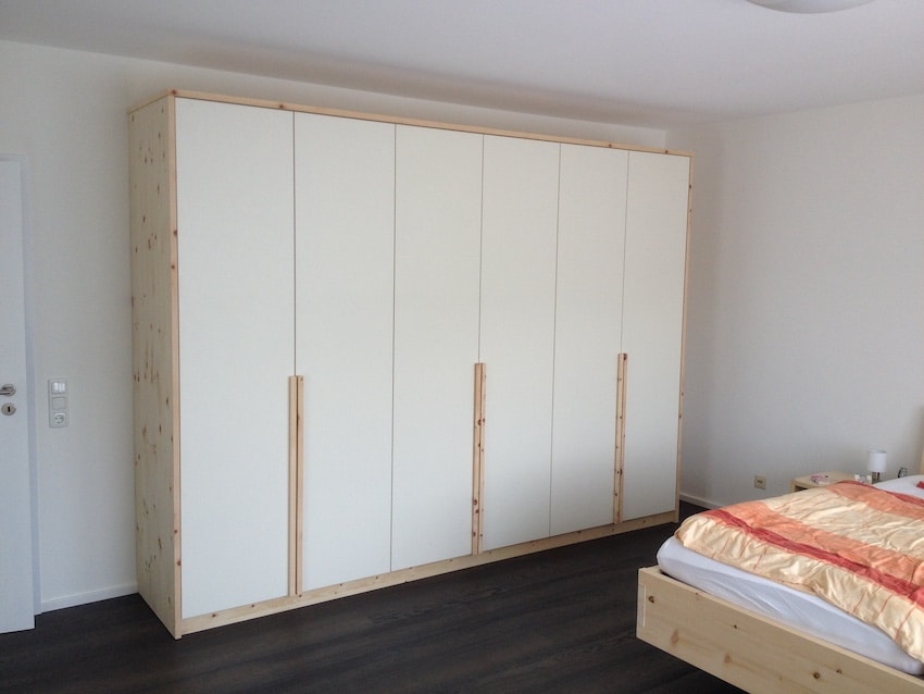 Schrank mit Zirbenholz