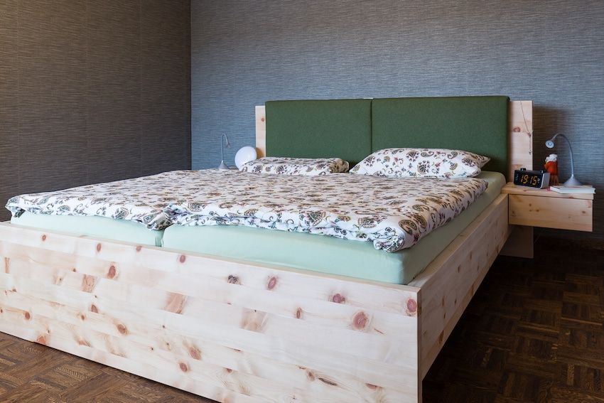 Bett aus Zirbenholz