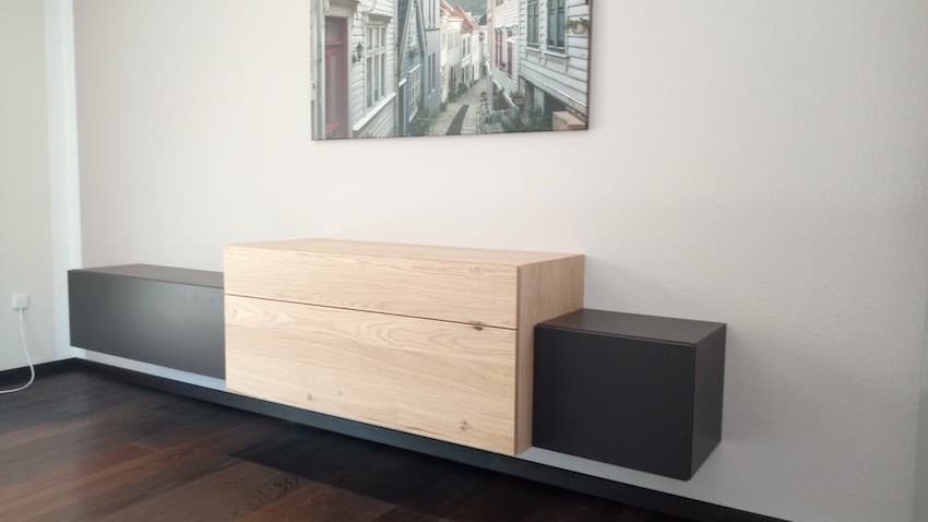 Lowboard mit schwarzen Elementen