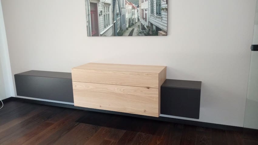 Lowboard mit schwarzen Elementen